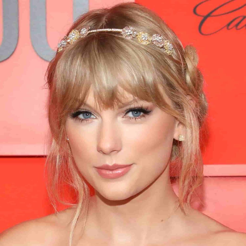 Taylor Swift possesses a diamond-shaped face.